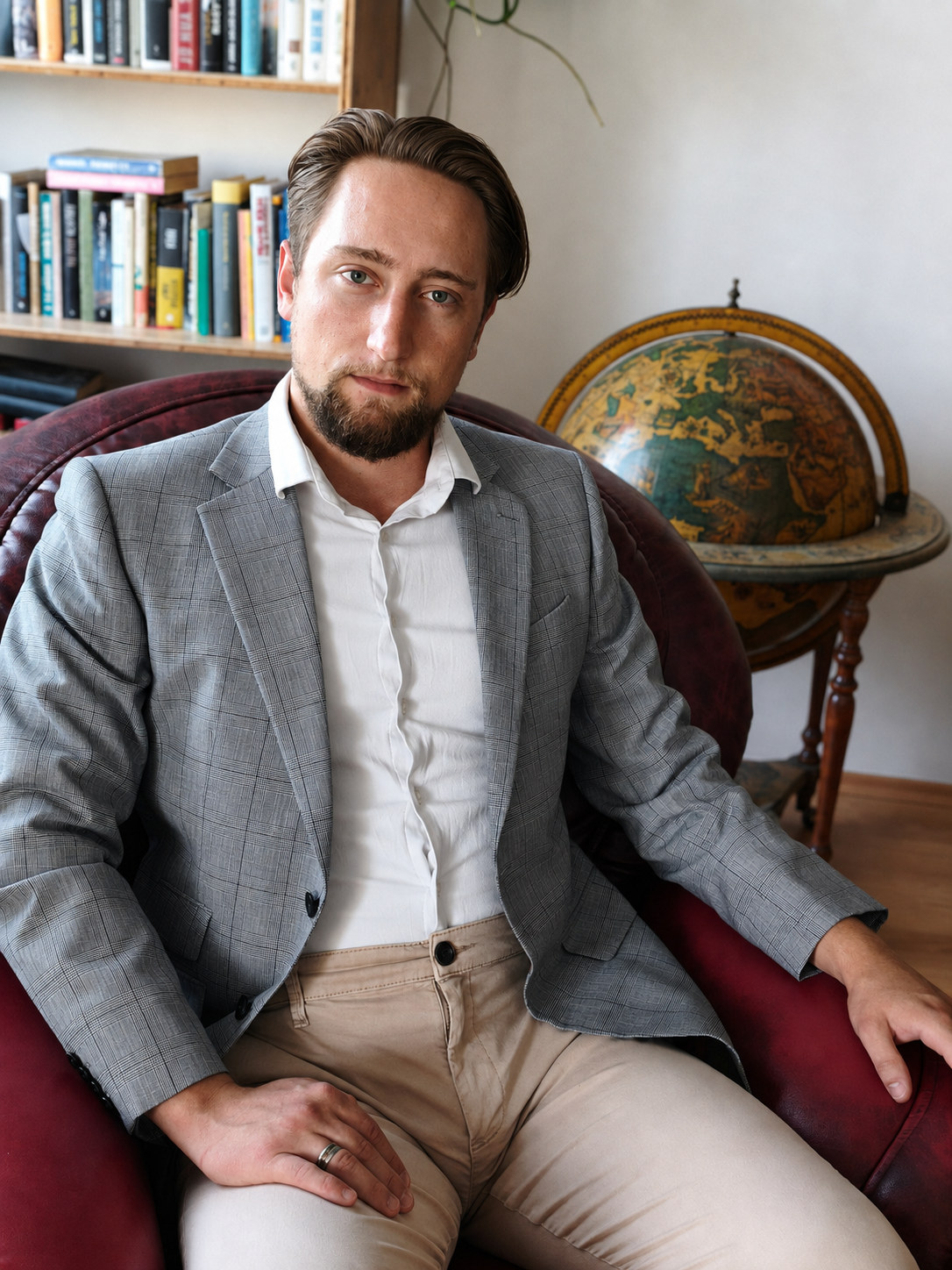 Gombkötő András a konzultációs szoba foteljében